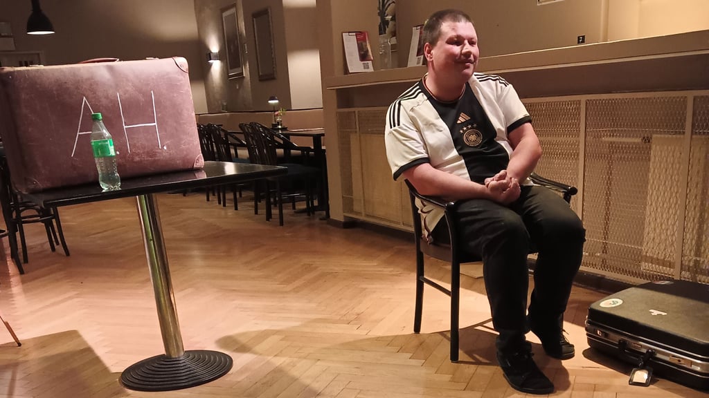 Philipp Braak stellte „Terezín - Eine Geschichte von Fußball und Tod“ in der Theaterbar Halberstadt vor.