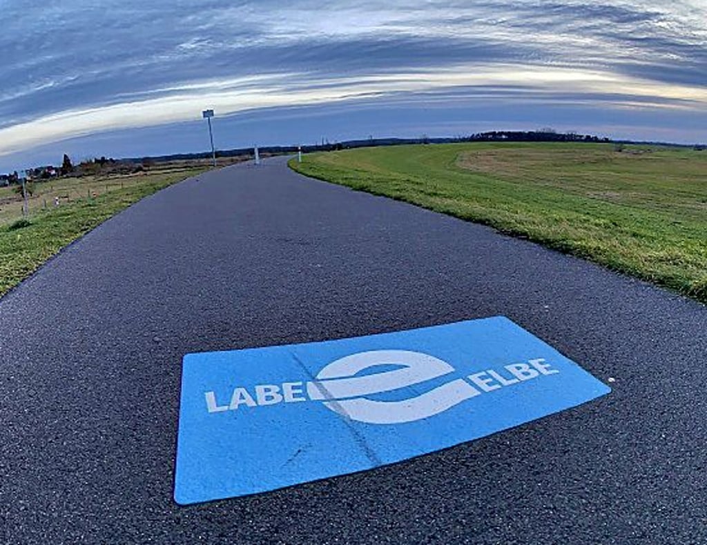 Der Elberadweg führt von Tschechien bis nach Hamburg und ist beliebt bei lokalen Radlern und Radtouristen.