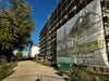 Entlang der Astonstraße in Magdeburg saniert die städtische Wobau ihre Blöcke energetisch. Auch das gewichene Grün soll zurückkehren.