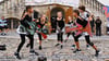 Die „Dancing Cats“ aus Domersleben bringen den Markt in Wanzleben in Bewegung.