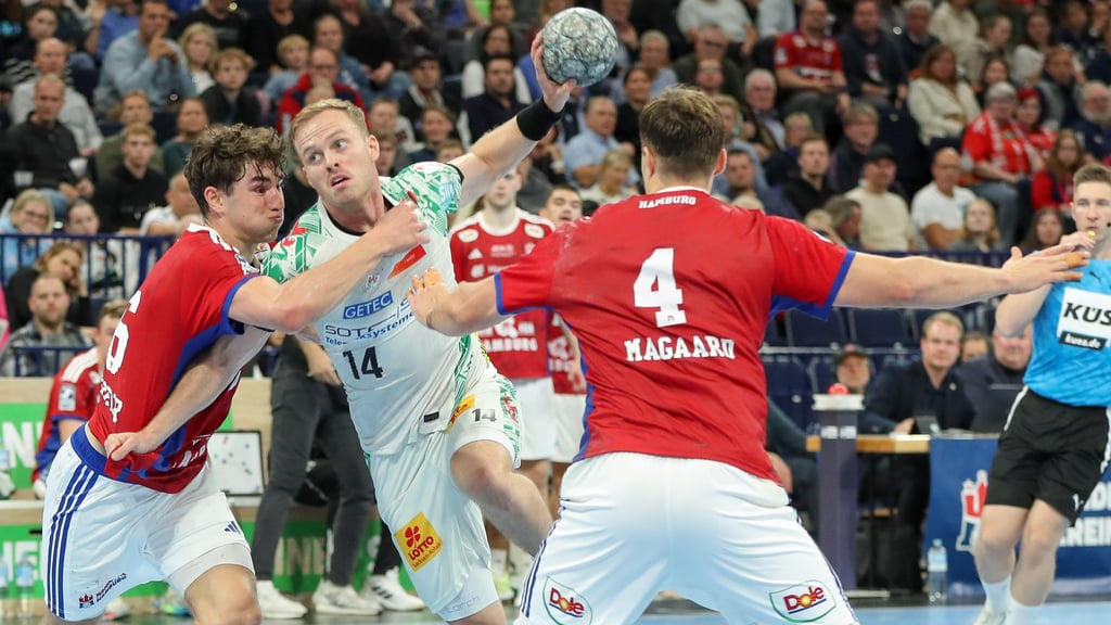 Omar Ingi Magnusson ließ sich in Hamburg auch nicht von zwei Gegenspielern – hier Elias Kofler (l.) und Andreas Magaard – stoppen.