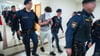 Eine Jugendgruppe soll eine Lehrerin vergewaltigt haben - nun stehen die jungen Männer vor Gericht.