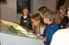 Neugierig erkunden die Kinder die Ausstellung im Schlossmuseum Lützen.