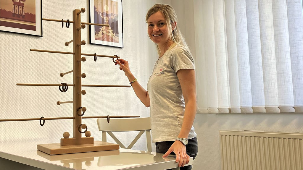 Claudia Janusch leidet unter starker Schwerhörigkeit. Durch Implantate kann sie nun wieder nahezu normal am Alltag teilnehmen und hat sich sogar als Ergotherapeutin selbstständig gemacht.