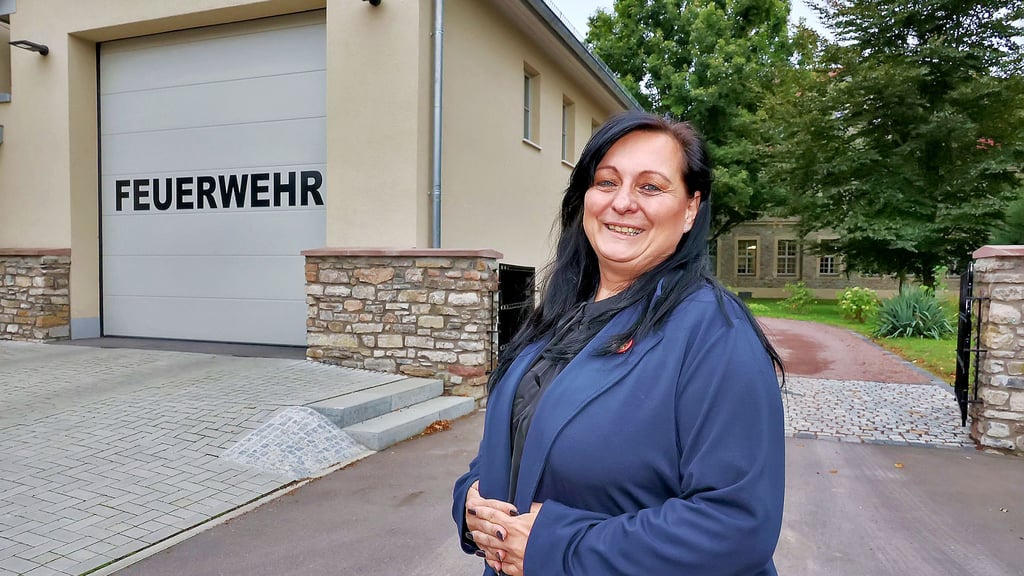 Silke Aermes tritt für die FBM bei der Bürgermeisterwahl in Hettstedt an. Sie sitzt für die FBM/Feuerwehr-Fraktion im Finanz-, Kultur- und Sozialausschuss, weswegen sie die Feuerwehr Burgörner (links im Bild) und das Mansfeld-Musuem im HumboldtSchloss (rechts hinten) als Fotomotiv gewählt hat.