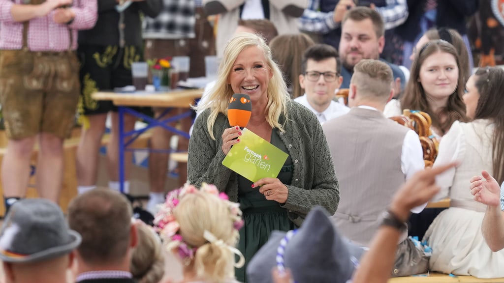 Moderatorin Andrea "Kiwi" Kiewel begrüßt am Sonntag, dem 12. Oktober, wieder viele Gäste im "ZDF-Fernsehgarten".
