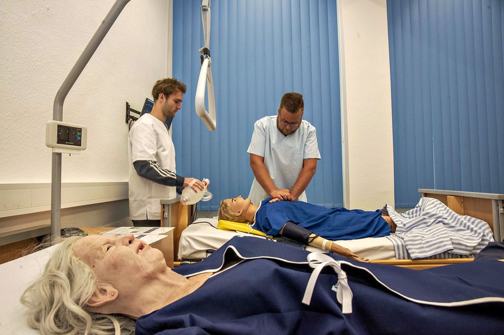 Jan Rothenberger und Ares Rittel (links) in Aktion. Das IWK hat ein Skills-Lab-Trainingszentrum zur Ausbildung in der Pflege eröffnet.