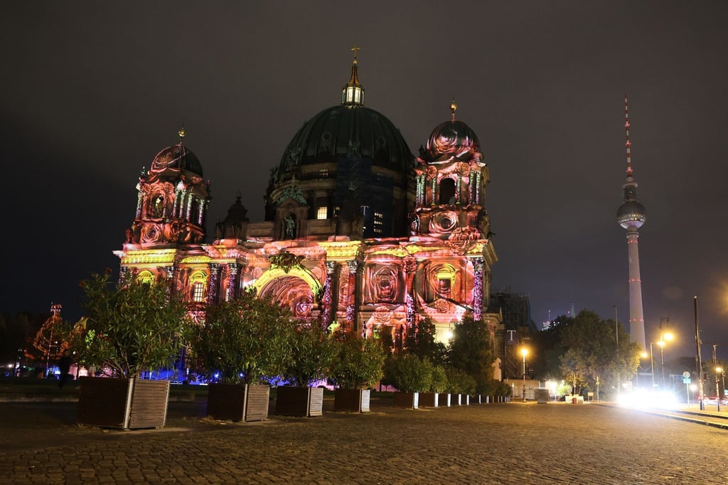 Bei der Generalprobe für das Festival of Lights wird unter anderem der Berliner Dom angestrahlt. (Archivfoto)