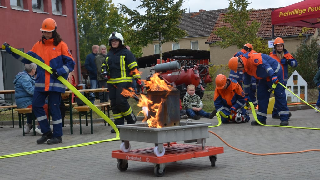 Die Jugendfeuerwehr zeigte beim Tag der offenen Tür ihr Können.