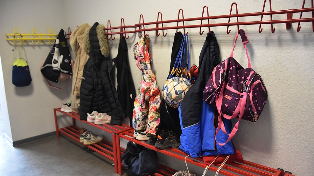 Garderobe in einer Betreuungseinrichtung – Eltern müssen sich in der Verbandsgemeinde Flechtingen auf steigende Kita- und Hortbeiträge einstellen.