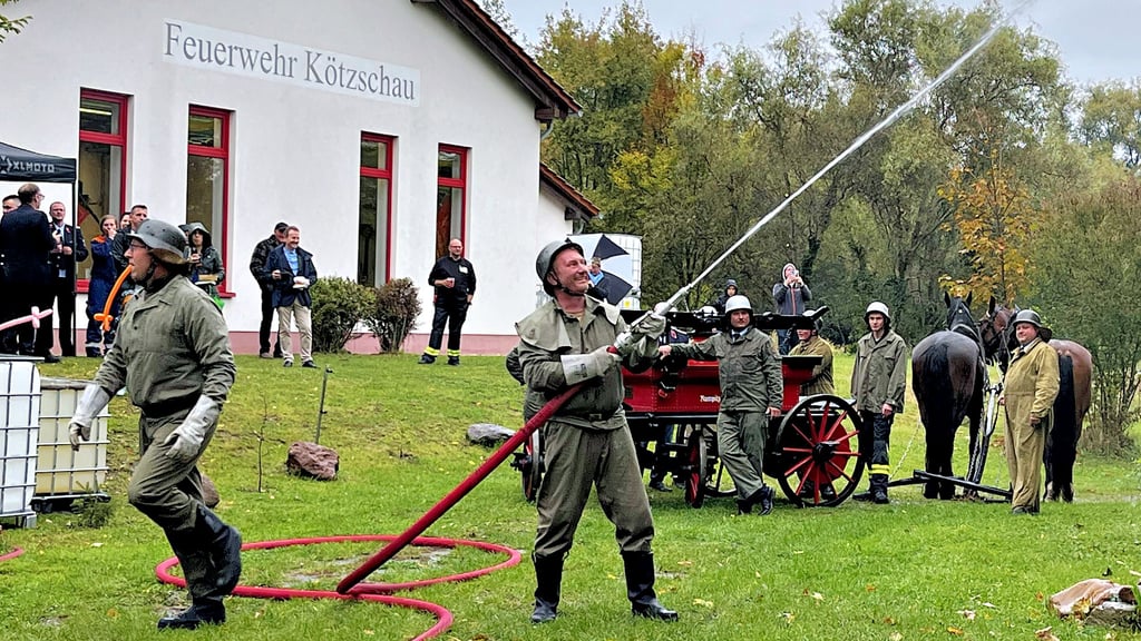 Zum Jubiläumsfest der Freiwilligen Feuerwehr Kötzschau zeigten Kameraden aus Rodden eine Vorführung „Löscheinsatz früher bis heute“.