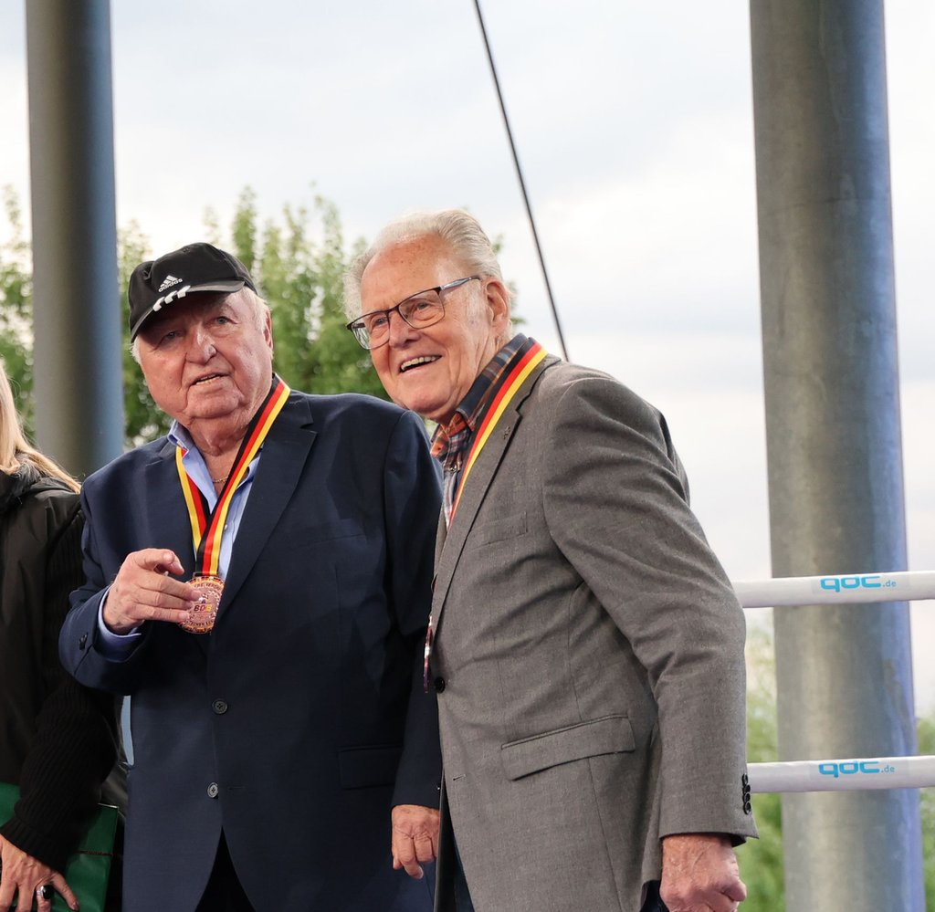 Beim Boxabend auf der Magdeburger Seebühne wurden im Mai auch Ulli Wegner und Täve Schur von den Fans gefeiert.