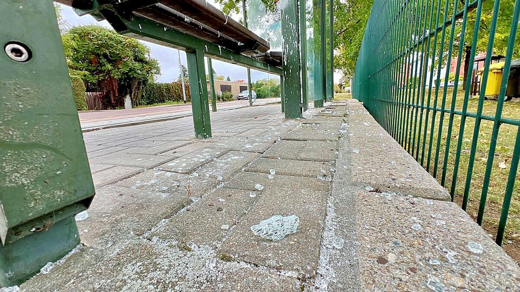 Die Scheibe der Bushaltestelle am Zepziger Weg wurde von Unbekannten eingeschlagen. Die Scherben sind noch sichtbar. 