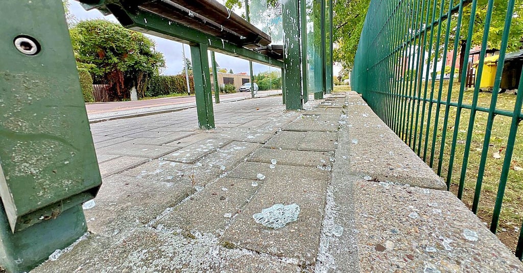 Die Scheibe der Bushaltestelle am Zepziger Weg wurde von Unbekannten eingeschlagen. Die Scherben sind noch sichtbar.