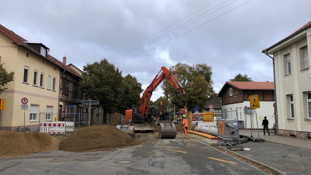 In der Stresemannstraße in Quedlinburg werden die Leitungsbauarbeiten nach der Querung der Bahnlinien fortgesetzt.