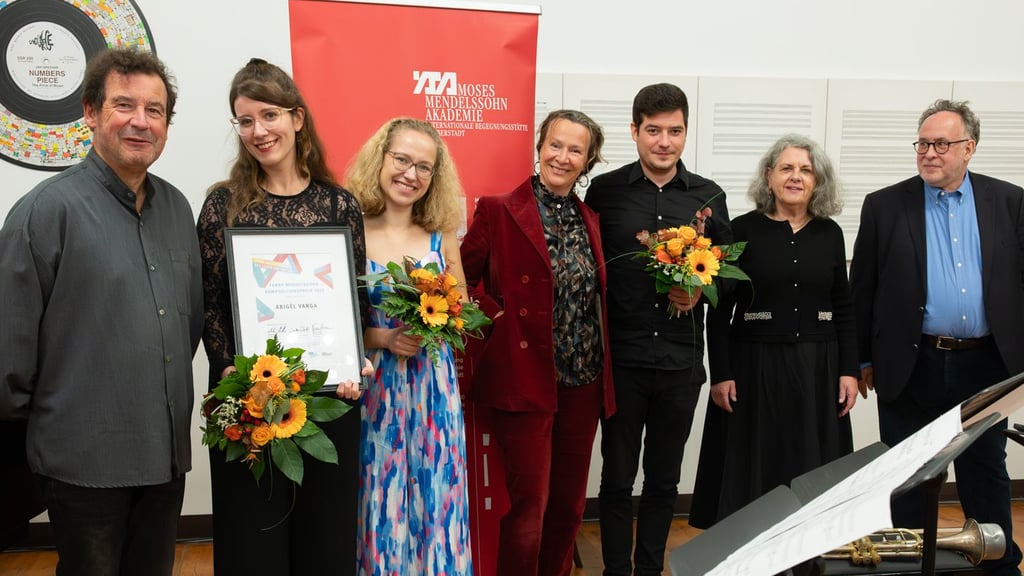 Gruppenbild nach der Preisverleihung des Fanny-Mendelssohn-Kompositionspreises in Halberstadts Cage-Haus mit Markus Steffen, künstlerischer Leiter des KlangART Vision Festivals (links), Preisträgerin Abigél Varga (2. von links), Jutta Dick, Vorstand der Stiftung Moses-Mendelssohn-Akademie (2. von rechts) und Jurypräsident Martin Hoffmeister (rechts).