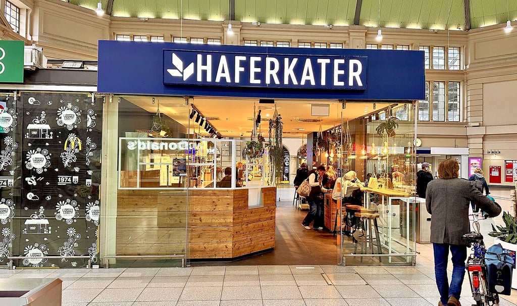 Der Haferkater in der Haupthalle des Bahnhofs Halle ist bei Reisenden, die gesundes Essen mögen, sehr beliebt.