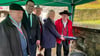 Samstag wurde die Zeitkapsel in das Denkmal am Braunsbrunnen wieder eingesetzt: V.l.: Friedrich Krüger, Bürgermeister Andreas Nette, der amtierende Brunnenherr Dietrich Lehmann, Franziska Hempel vom Altertumsverein, Ottmar Rost von den Thaldorfer Pfingstburschen. 