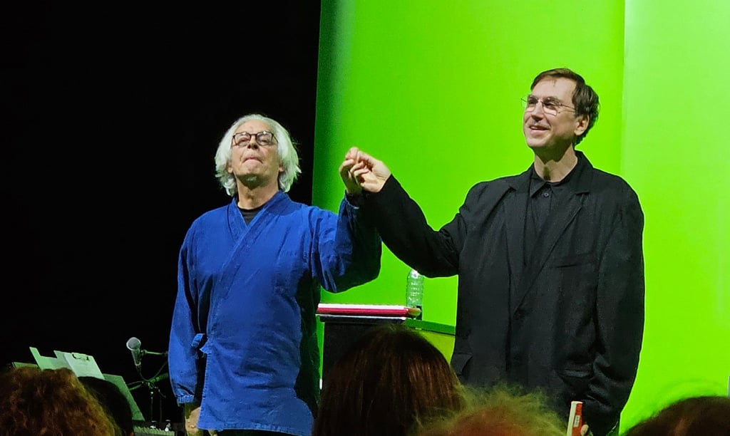 Lars Eidinger (rechts) im Brecht-Look und Pianist Hans-Jörn Brandenburg bekamen minutenlangen Applaus und Standing Ovations.