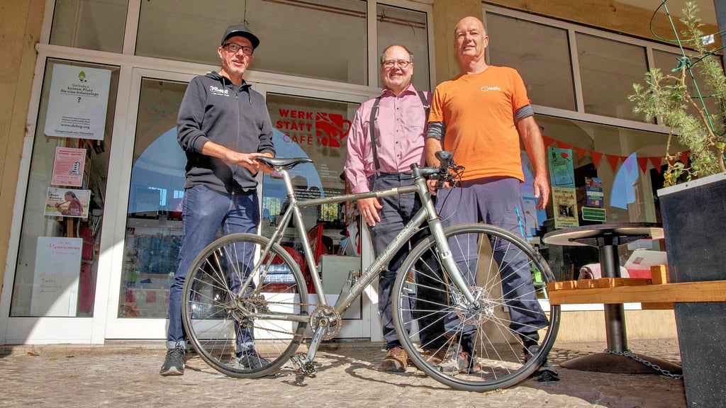 Thomas Siegel, Rolf Kohlmeyer und Frank Brune (v.l.n.r.) planen, vor dem Werkstatt-Café eine öffentliche Fahrradreparaturstation einzurichten.