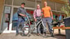 Thomas Siegel, Rolf Kohlmeyer und Frank Brune (v.l.n.r.) planen, vor dem Werkstatt-Café eine öffentliche Fahrradreparaturstation einzurichten.
