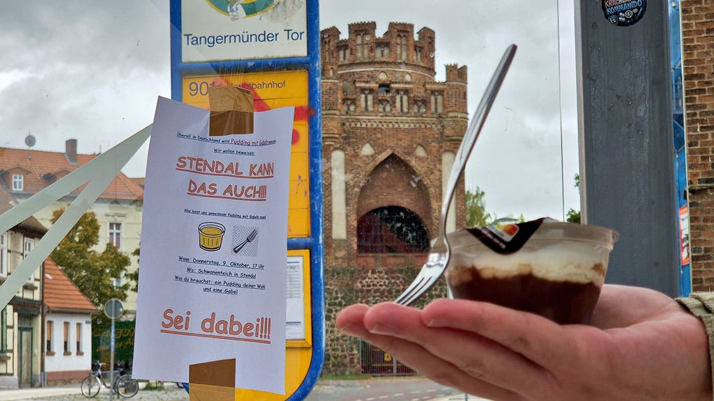 TikTok-Trend: In Stendal sind Plakate aufgetaucht, die dazu aufrufen Pudding mit einer Gabel zu essen.
