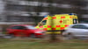 Rettungskräfte bringen alle Verletzten in eine Klinik. (Symbolbild)