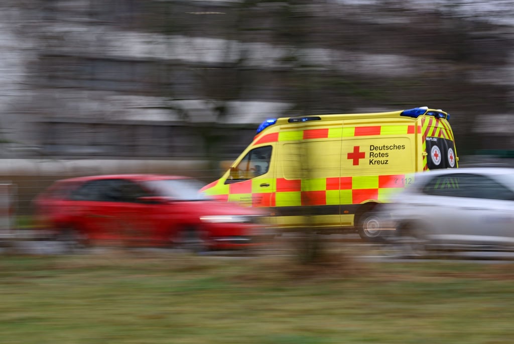 Rettungskräfte bringen alle Verletzten in eine Klinik. (Symbolbild)
