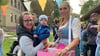 Ole mit seiner Tante Stephanie Mertke und Kita-Mitarbeiterin Sabrina Arend. 