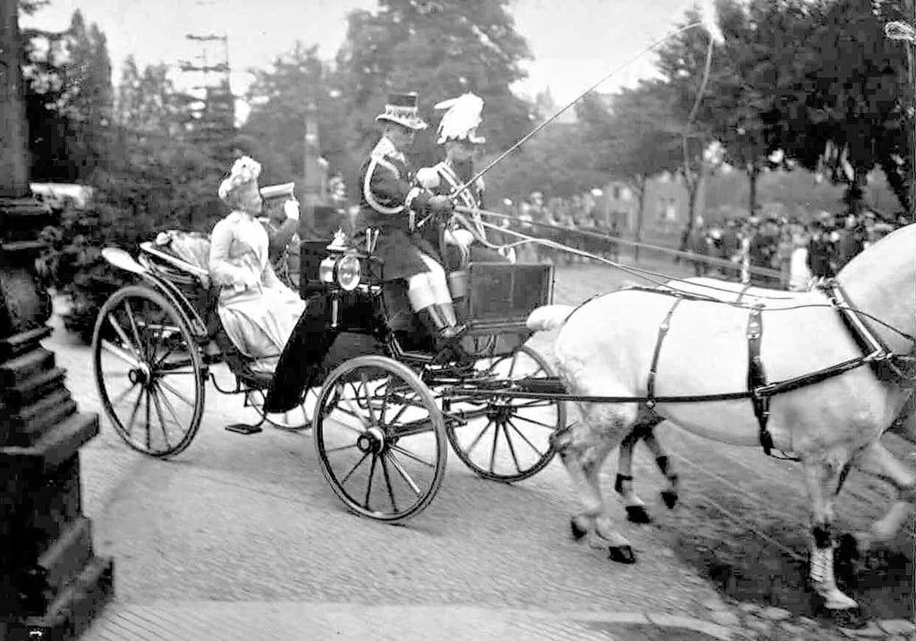 Das Kaiserpaar unterwegs in der Innenstadt 
