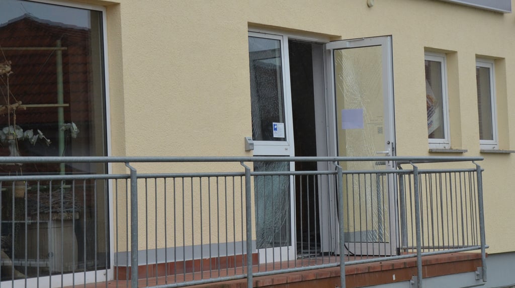 In Hadmersleben haben unbekannte Täter am Montagmorgen einen Geldautomaten in einer Bank gesprengt.