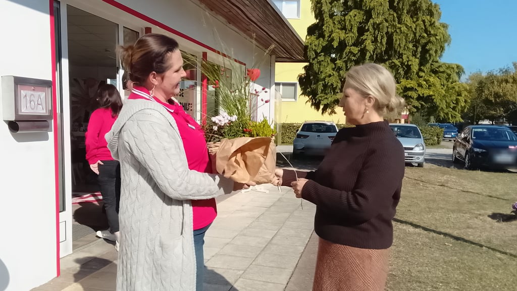 Ortsbürgermeisterin Bogumila Jacksch (r.) gratuliert der Teamleiterin Madeleine Dürkop (l.) zur Eröffnung des Standortes in der Lessingstraße in Oebisfelde.