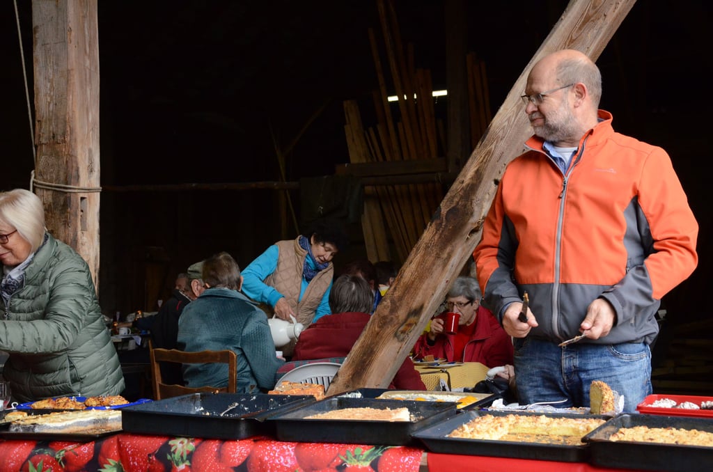 Auf die Besucher der Saisonabschlussfeier der Heimatstube in Breitenrode wartet wieder ein reichhaltiges Kuchenbuffet und gemütliches Ambiente auf dem Hof der Familie Bruhn.