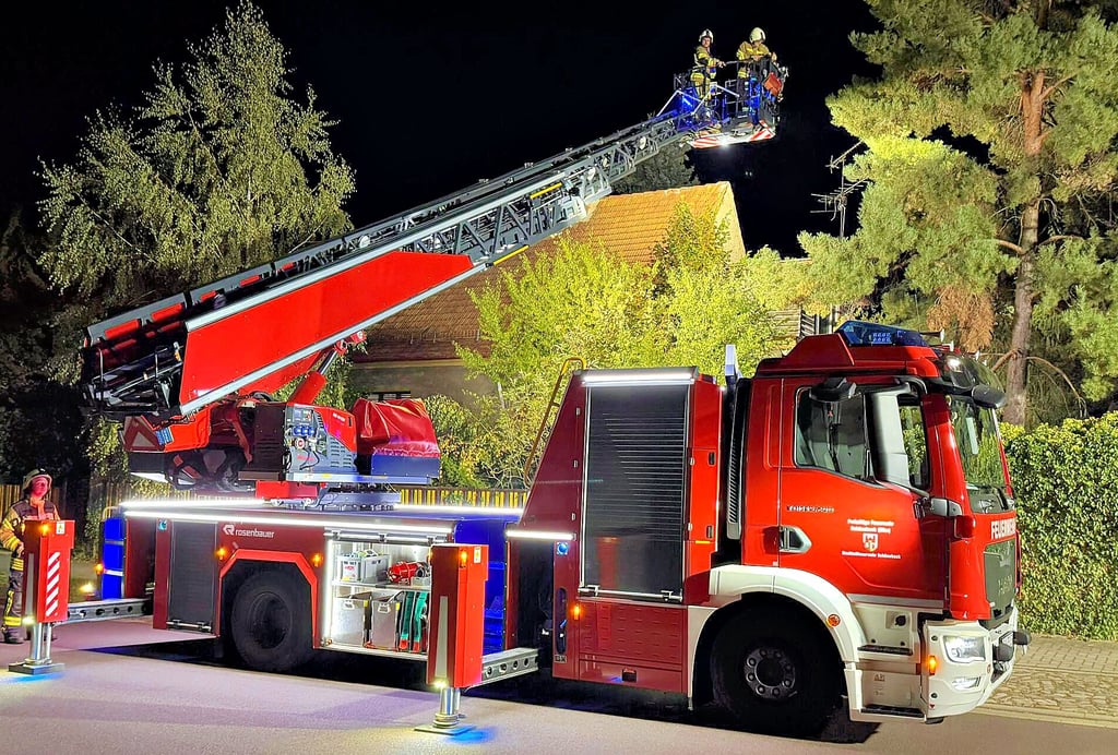 Die Drehleiter der Schönebecker Feuerwehr wurde im Rahmen der Amtshilfe beim Einsatz in Biere eingesetzt. Hier wurde eine Leiche entdeckt.