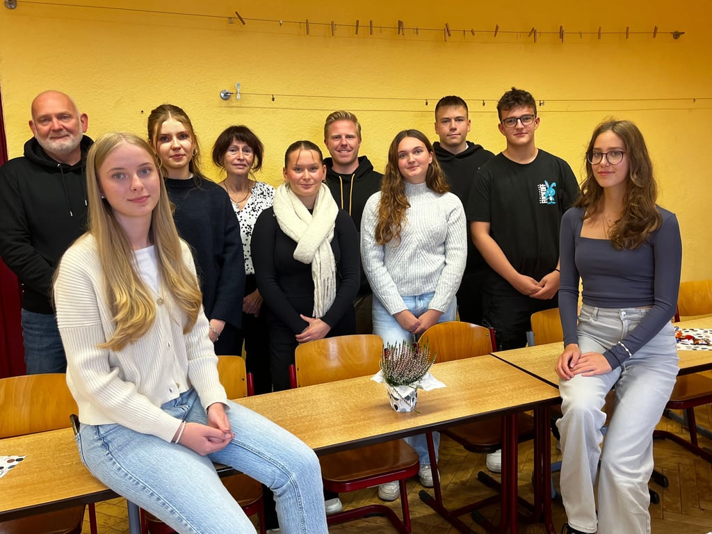 Zehnt- und Elftklässler vom Burgstadtgymnasium zusammen mit der Fördervereins-Vorsitzenden (4.v.l.) und Sponsoren des Projekts „Schüler fördern Schüler“