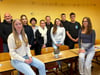 Zehnt- und Elftklässler vom Burgstadtgymnasium zusammen mit der Fördervereins-Vorsitzenden (4.v.l.) und Sponsoren des Projekts „Schüler fördern Schüler“ 