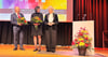 Blumen für die Referenten: für  Johannes Beleites und Kristin Jahn.  Ratsvorsitzende  Franziska Buse (r.) übergibt sie.   