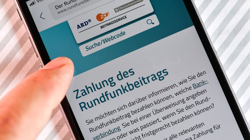 Der Rundfunkbeitrag muss monatlich an ARD, ZDF und Deutschlandradio entrichtet werden.