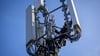 Ein Techniker führt Reparaturarbeiten an 5G-Antennen durch.