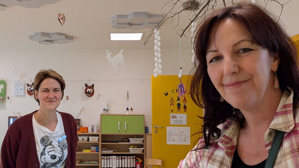 Patricia Schüler (l.) und Anne Bäcker kümmern sich in der Zerbster Stadtbibliothek um den Lesesommer XXL, bei dem dieses Jahr ein neuer Teilnehmerrekord aufgestellt wurde