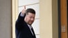 Der Vorsitzende der Partei Freiheit und direkte Demokratie (SPD), Tomio Okamura, begrüßt Fotografen auf seinem Weg zu Präsident Pavel, der ihn zu einer Nachwahlberatung eingeladen hatte.