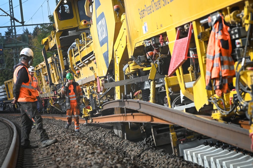 Riesige Gleisbaumaschine: Die RU 800 tauscht vollautomatisch Schwellen und Schienen aus.