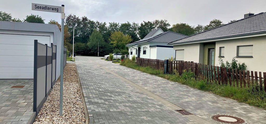 Manche Vorgärten oder Randstreifen im Gräfenhainichener Gebiet „Barbarasee“ sind geschottert. Aber wann ist das zulässig und wann nicht?