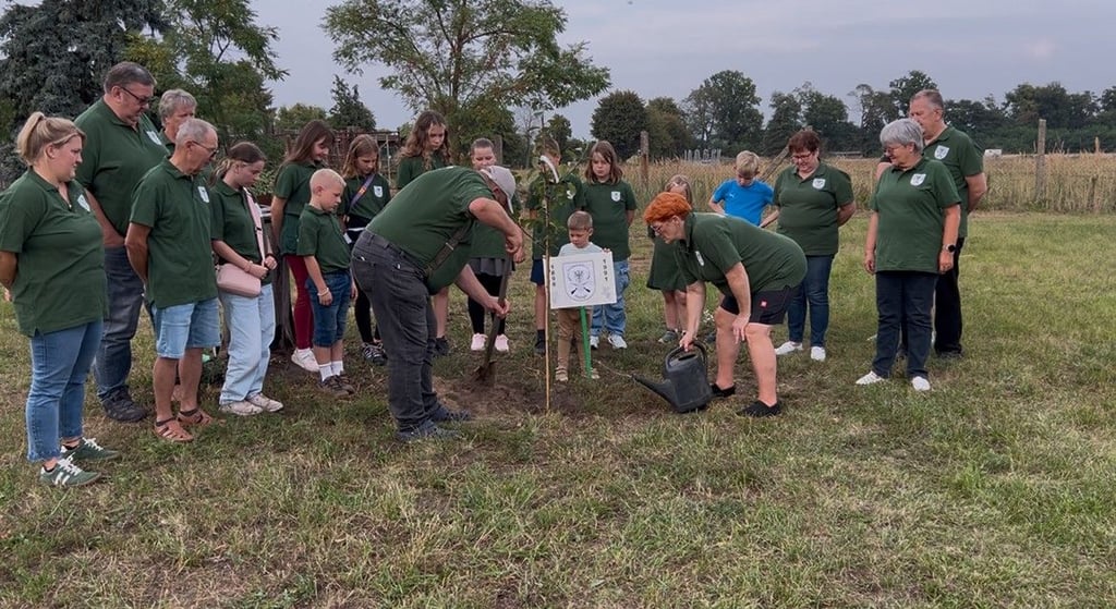Der Schützenverein Rätzlingen pflanzt einen Apfelbaum und nominiert zwei weitere Vereine, an der Challenge teilzunehmen.