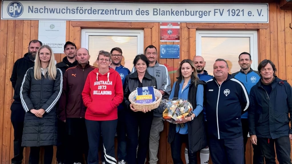 Die Fußballer des Blankenburger FV bedankten sich herzlich bei Selina Müller und Ina Körber (vorn 3. und 4. von rechts) vom XXL-Lutz-Möbelhaus Schulenburg für die Spende einer neuen Küche für das Nachwuchsförderzentrum am Sportforum.