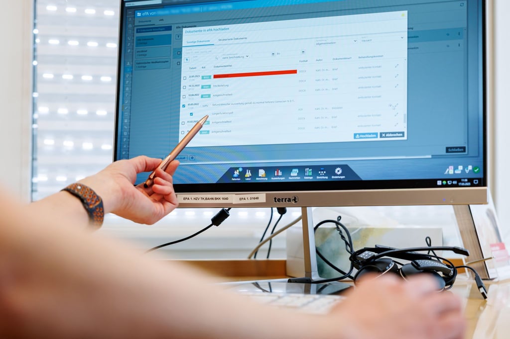 Die elektronische Patientenakte ist nun in den Praxen Pflicht. (Archivbild)