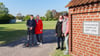 Auf dieser Wiese in Goldbeck bei Osterburg im Landkreis Stendal wird der neue „Nah & Gut“-Einkaufsmarkt gebaut (von links): Planer Olaf König, Martina Bäcker, Aileen Bendler (beide Vorstand der Konsumgenossenschaft Seehausen/Altmark)  und Bürgermeister Christian Masche. 