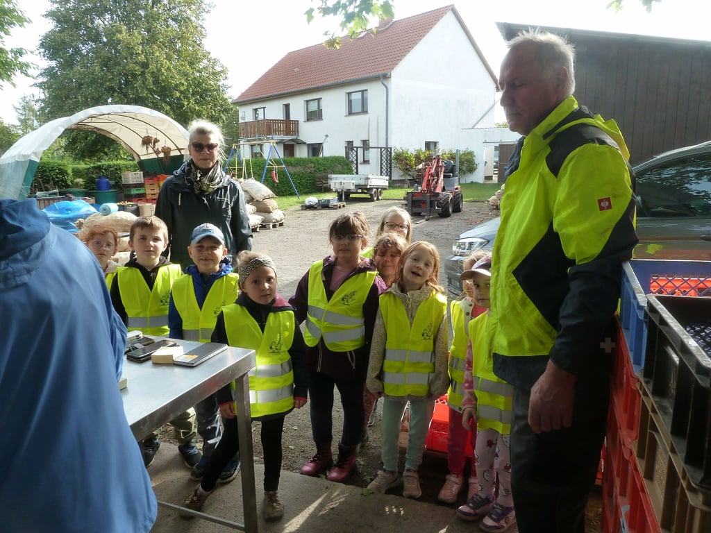 Große Augen und viele Fragen: Die "Wackelzahnbande" aus Rätzlingen besucht die mobile Mosterei in Kathendorf.