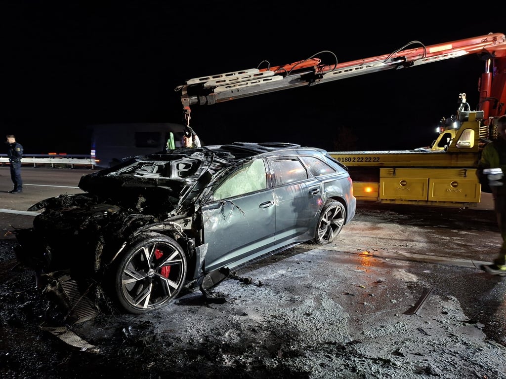 Der schwer beschädigte Audi wird nach dem Unfall auf der A9 bei Thurland abtransportiert.