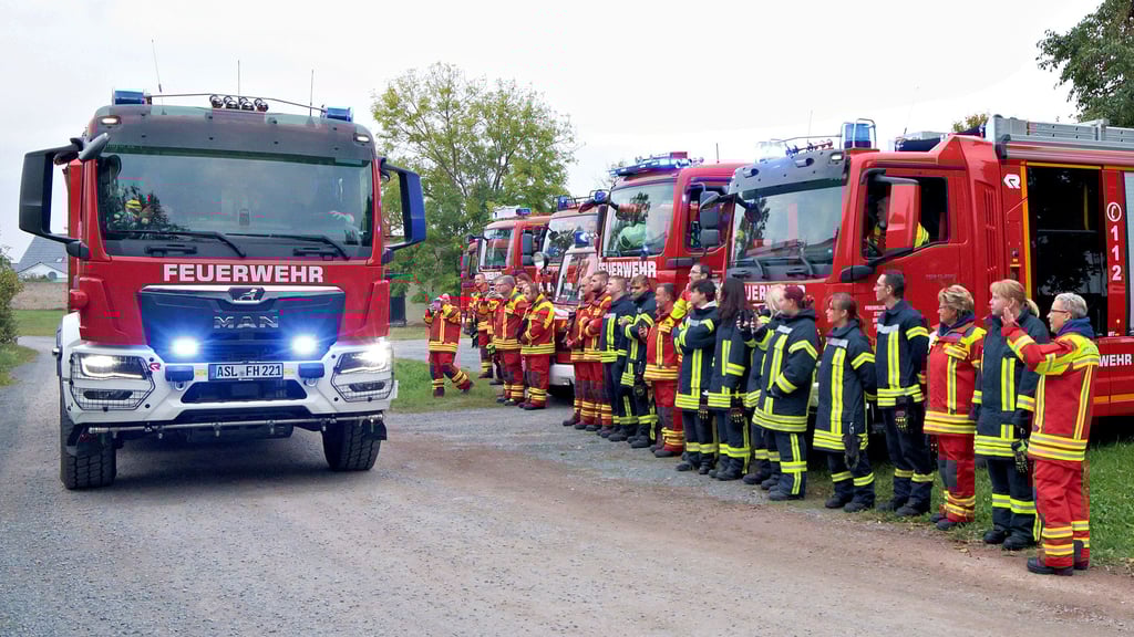 Einen gebührenden Empfang gibt es für das neue Feuerwehrfahrzeug am Depot in Hoym.